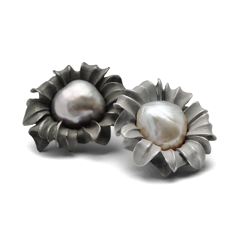 Earrings with natural pearls