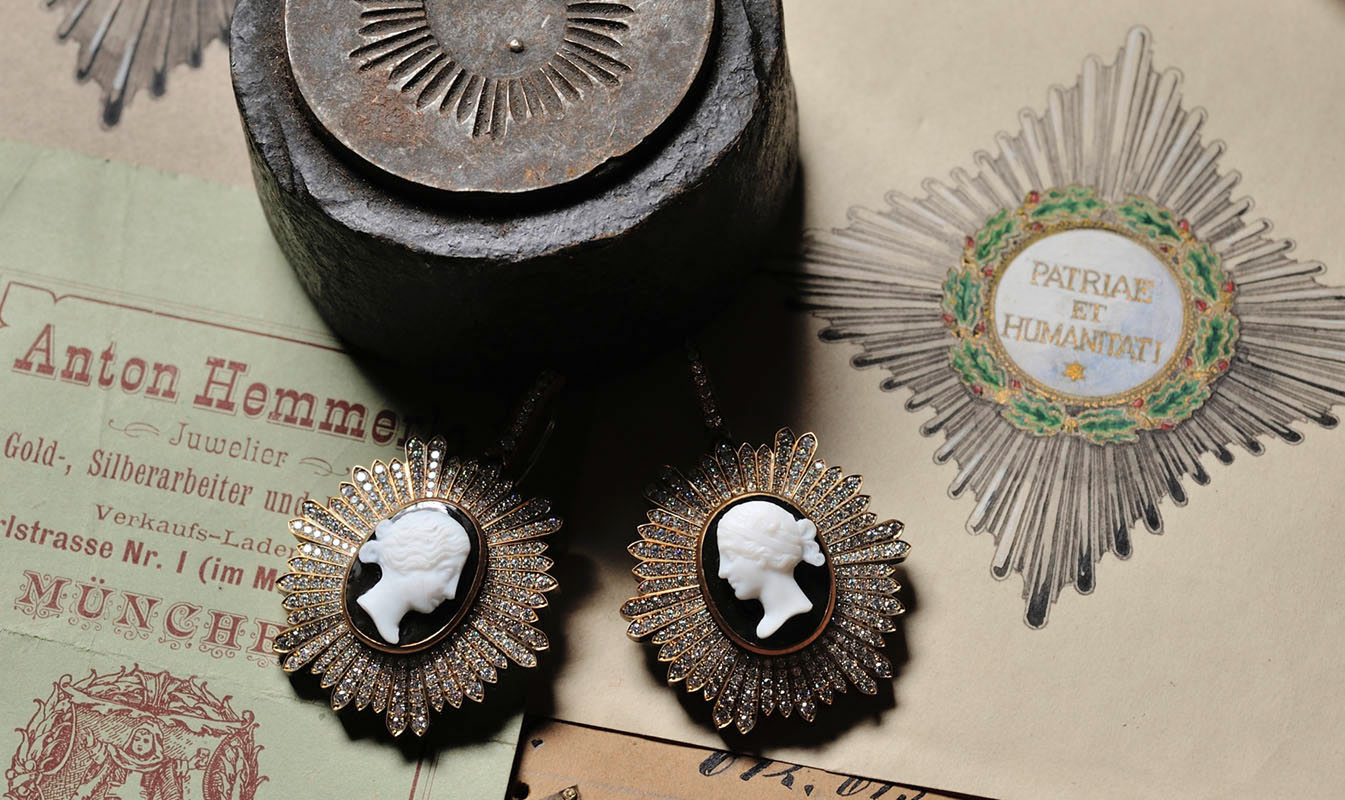 Hemmerle earrings with embossing stamp